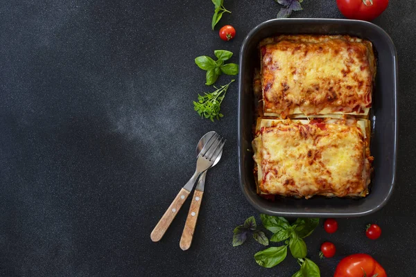 Hausgemachte Italienische Lasagne Mit Tomatensauce Und Huhn Serviert Mit Tomaten — Stockfoto