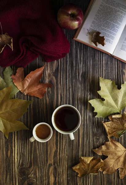 Una Taza Caliente Una Taza Con Miel Hojas Otoño Libro —  Fotos de Stock