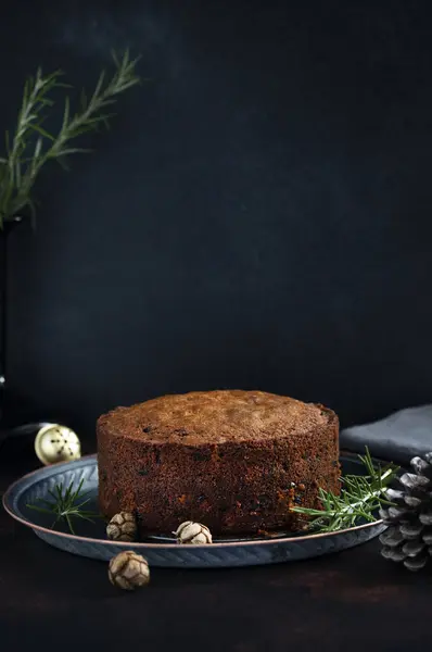 Традиционный Рождественский Торт Фруктами Орехами Темном Столе Черном Фоне Десерт — стоковое фото