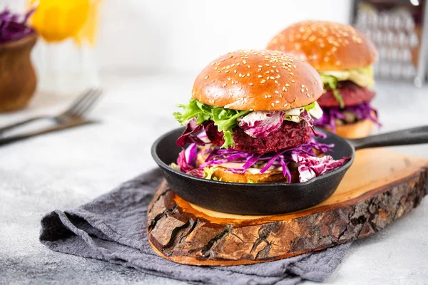 Hambúrgueres Beterraba Vegan Saudáveis Com Repolho Vermelho Alface Servidos Uma — Fotografia de Stock