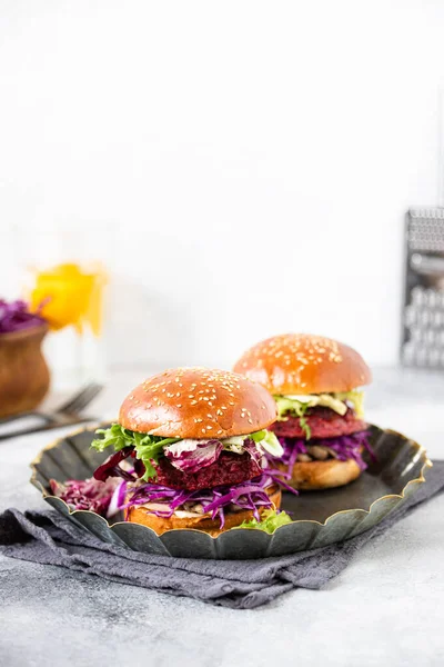 Hamburguesas Veganas Saludables Remolacha Con Col Roja Lechuga Servidas Plato — Foto de Stock