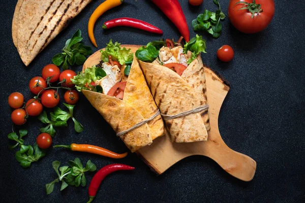 Mexican Corn Tortilla Wrap Grilled Chicken Fresh Vegetables Served Wooden — Stock Photo, Image