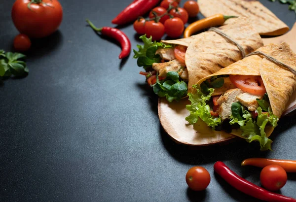 Mexický Kukuřičný Tortilla Zábal Grilovaným Kuřetem Čerstvou Zeleninou Podávaný Dřevěné — Stock fotografie