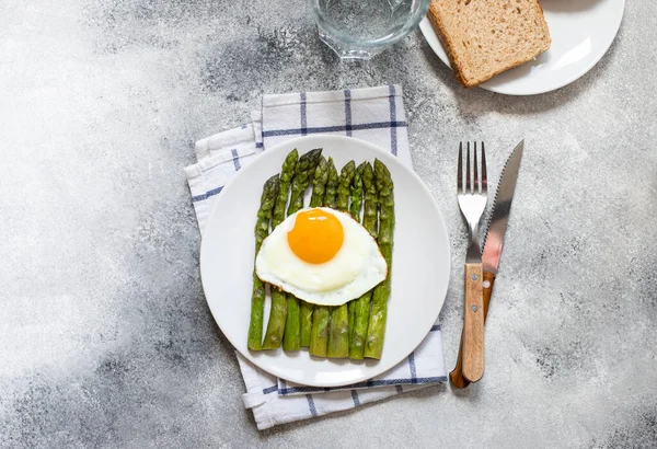 Organic Healthy Asparagus Fried Egg Served White Plate Healthy Vegetarian — Stock Photo, Image