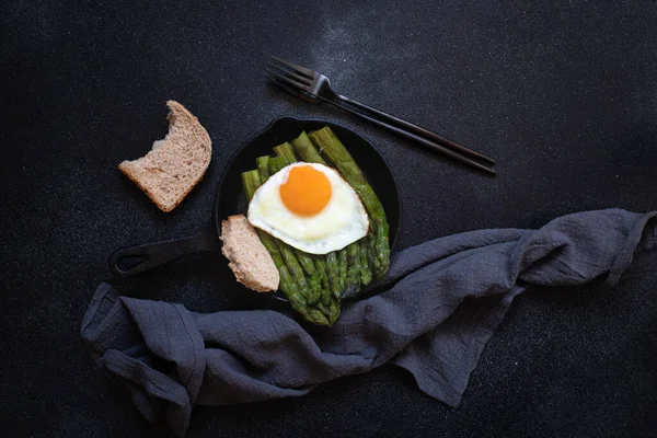 Espargos Orgânicos Saudáveis Ovo Frito Servido Uma Frigideira Café Manhã — Fotografia de Stock