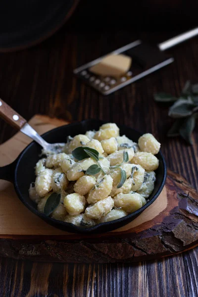 Italian Homemade Gnocchi Butter Sage Served Pan Wooden Cutting Board — Stock Photo, Image