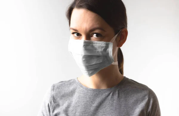 Coronavirus Konceptet Flickan Bär Skyddande Medicinsk Mask Skydda Din Hälsa — Stockfoto