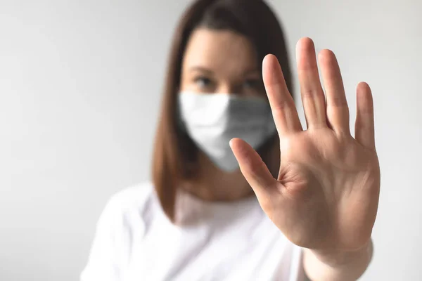 Coronavirus Konceptet Flicka Klädd Skyddande Medicinsk Mask Visar Gest Stopp — Stockfoto