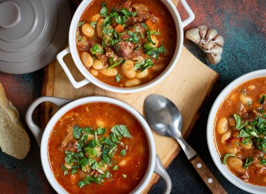 Köy tahtasında sarımsaklı et ve sebzeli fasulye çorbası. Geleneksel Balkan çorbası veya güveç Corbast Pasulj (Grah). Üst görünüm, alanı kopyala