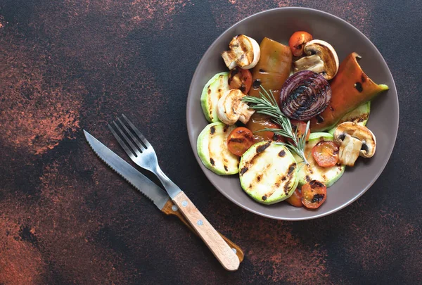 Verduras Parrilla Calabacín Tomates Cherry Cebollas Champiñones Pimientos Servidos Plato — Foto de Stock