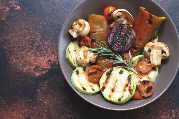 Verduras Parrilla Calabacín Tomates Cherry Cebollas Champiñones Pimientos Servidos Plato — Foto de Stock