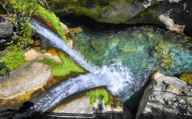 Bu şelale Alanya dağlarda bulunur