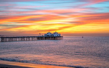 Malibu plajındaki güzel gün batımı 