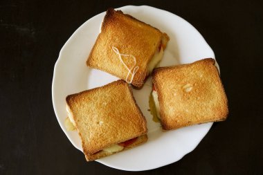 Domates ve mozzarella soslu üç tostun yakın çekimi. Üst manzara, yemek ve mutfak.