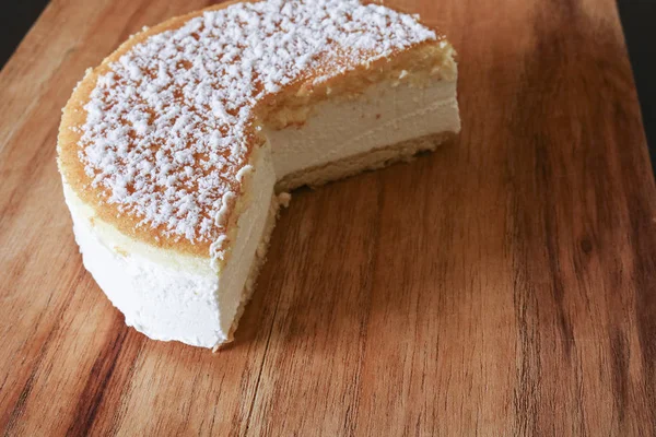 Gros Plan Gâteau Ricotta Tendre Sur Une Planche Découper Bois — Photo