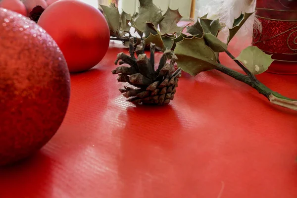 Composição Vários Objetos Decorativos Natal Fundo Cartão Presente Vermelho — Fotografia de Stock