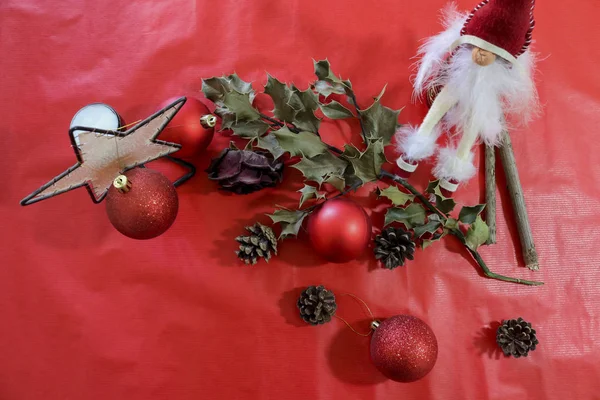 Összetétele Különböző Karácsonyi Dekoratív Tárgyak Egy Piros Ajándék Kártya Háttér — Stock Fotó