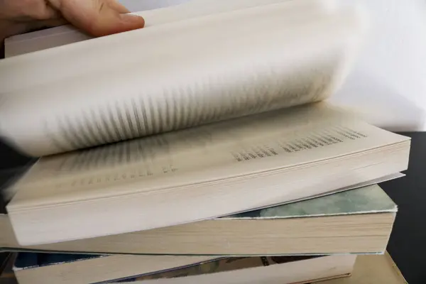 Nahaufnahme Einer Frau Die Durch Die Seiten Eines Buches Blättert — Stockfoto