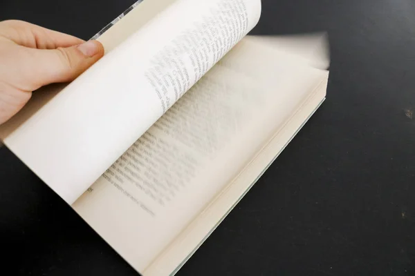 Bir Kitabın Eğitimin Edebiyatın Sayfalarını Karıştıran Bir Kadının Eli — Stok fotoğraf