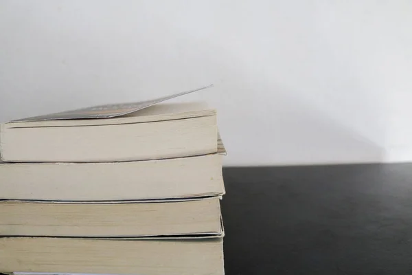 Sammlung Alter Bücher Gestapelt Auf Einem Schwarzen Tisch Bildung Und — Stockfoto