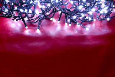 Kırmızı arka planda Noel ışıkları hediye kartı, Noel süslemeleri ve tatiller