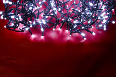 Kırmızı arka planda Noel ışıkları hediye kartı, Noel süslemeleri ve tatiller