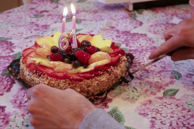 Doğum günü pastasının 61 yıllık mumlarla yakın çekimi.