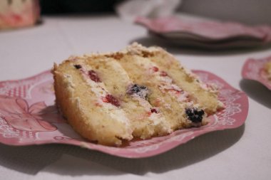 Sünger keki, krema ve meyveli pasta, tarifler ve yemek pişirme