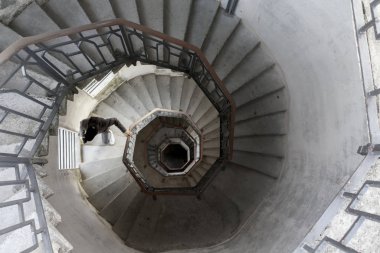 Como 'daki deniz fenerinin içindeki sarmal merdivenler yukarıdan görünüyor, seyahat ve mimari.