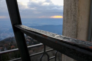 Dağlara ve göle bakan güzel günbatımı. Como, Lombardiya 'da seyahat ve manzara.