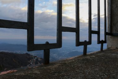 Dağlara ve göle bakan güzel günbatımı. Como, Lombardiya 'da seyahat ve manzara.