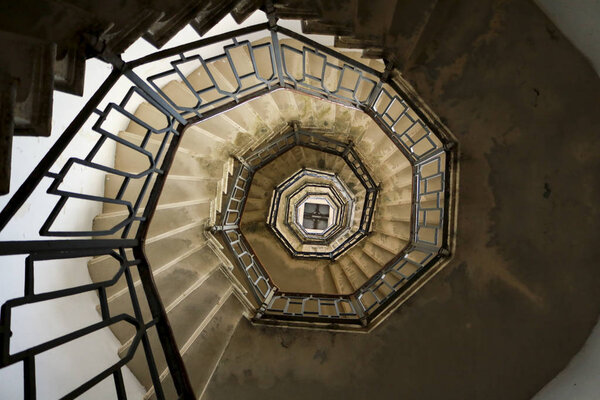 Спиральная лестница внутри маяка в Комо видно снизу, путешествия и архитектуры
