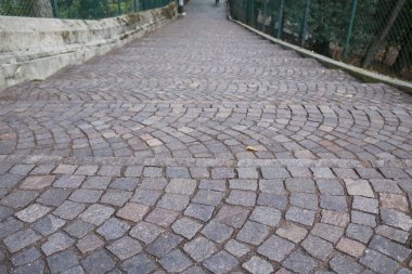 Lombardy Como 'daki deniz fenerine giden kaldırımlı yol.