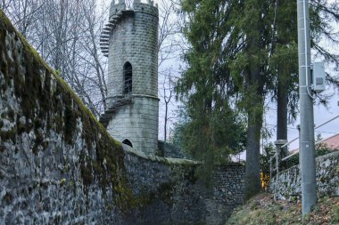 Como 'daki tuğla kule aşağıdan görünüyor, Lombardiya' daki seyahat ve mimari