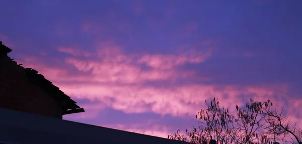 Spectaculaire Zonsopgang Panorama Tussen Huizen Seizoenen Landschappen — Stockfoto