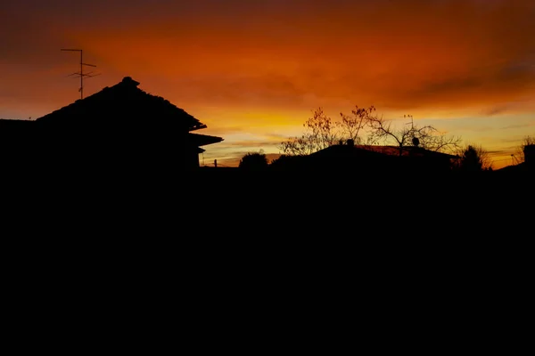 Wunderschöner Sonnenaufgang Zwischen Häusern Und Bäumen Der Den Himmel Rot — Stockfoto