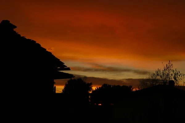 Wunderschöner Sonnenaufgang Zwischen Häusern Und Bäumen Der Den Himmel Rot — Stockfoto