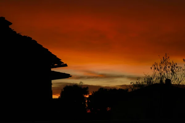 Wunderschöner Sonnenaufgang Zwischen Häusern Und Bäumen Der Den Himmel Rot — Stockfoto