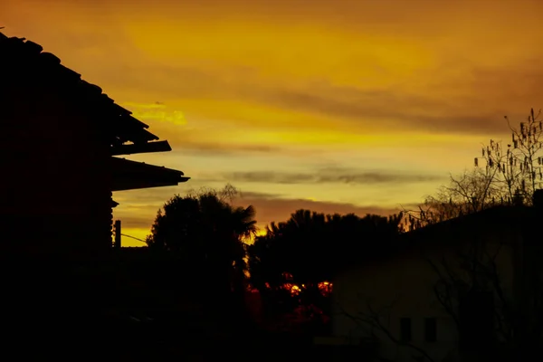 Wunderschöner Sonnenaufgang Zwischen Häusern Und Bäumen Der Den Himmel Rot — Stockfoto