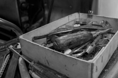 Eski bir tipografinin nesnelerin, harflerin ve metal tipi baskı bloklarının yakın çekimleri, siyah ve beyaz fotoğraf