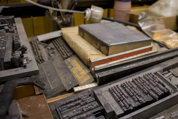 Eski bir tipografinin nesneleri, harfleri ve metal tipi yazdırma bloklarını kapat, renkli fotoğraf