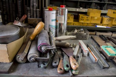 Eski bir tipografinin nesneleri, harfleri ve metal tipi yazdırma bloklarını kapat, renkli fotoğraf