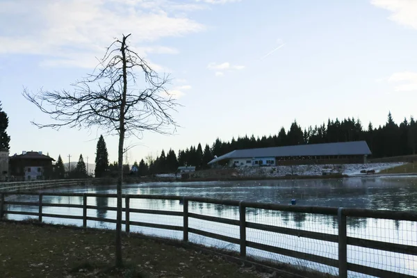 Brücke Über Den Zugefrorenen Roana See Auf Der Hochebene Von — Stockfoto