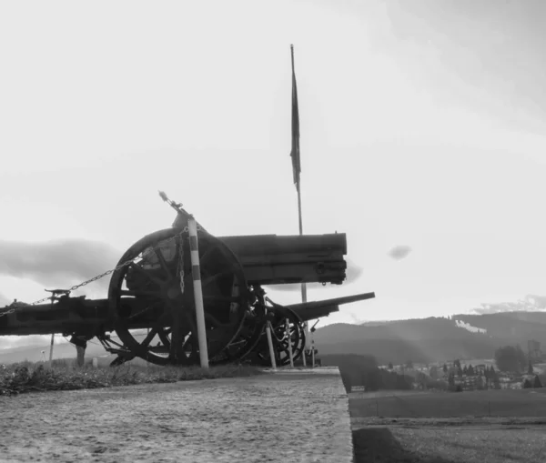 Cannoni Collocati Fuori Dal Santuario Militare Asiago Fotografia Bianco Nero — Foto Stock