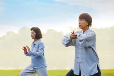  Kimliği belirsiz bir grup insan pratik Tai Chi Chuan bir parkta
