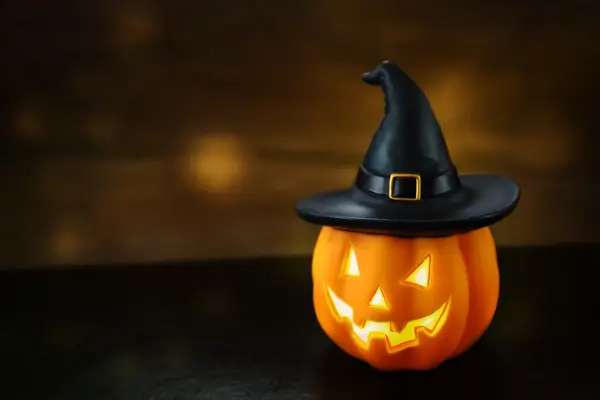 Halloween pompoen kop jack lantaarn op houten achtergrond — Stockfoto