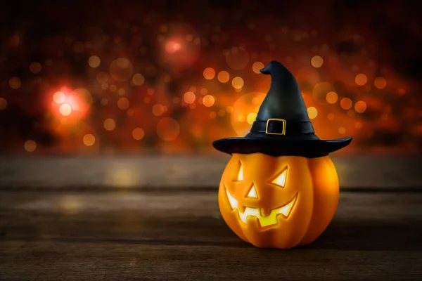 Halloween pompoen kop jack lantaarn op houten achtergrond — Stockfoto