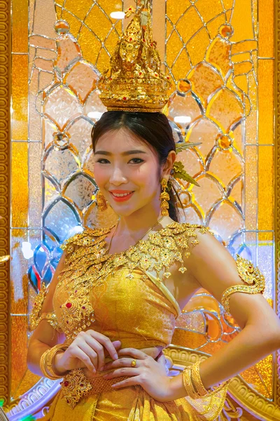 Unbekannte verkleiden sich in goldener thailändischer Tracht — Stockfoto