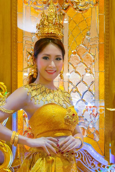 Unbekannte verkleiden sich in goldener thailändischer Tracht — Stockfoto