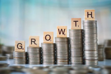 Paralar ile ahşap Scrabble harf yığını